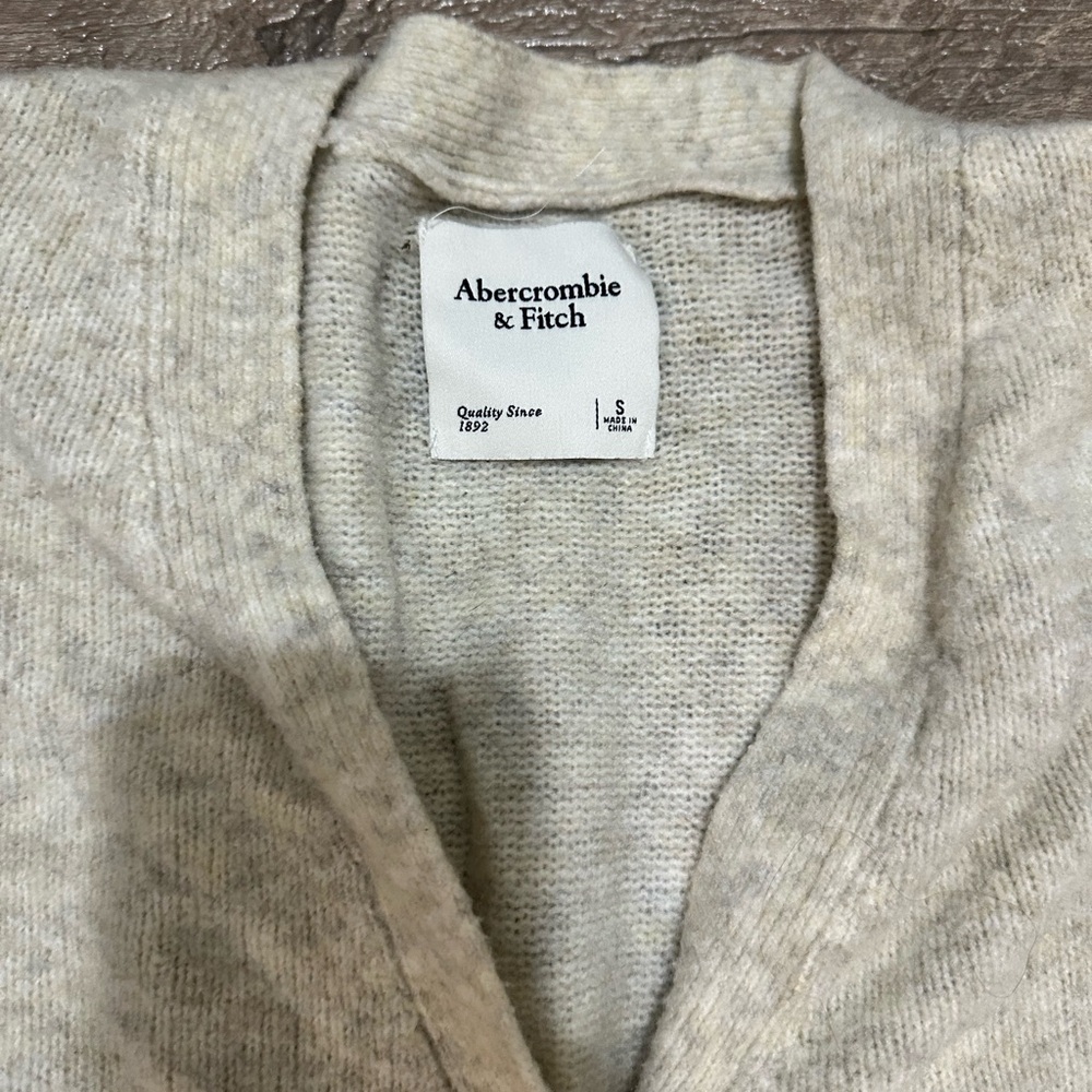 Abercrombie & Fitch cream button up cardigan